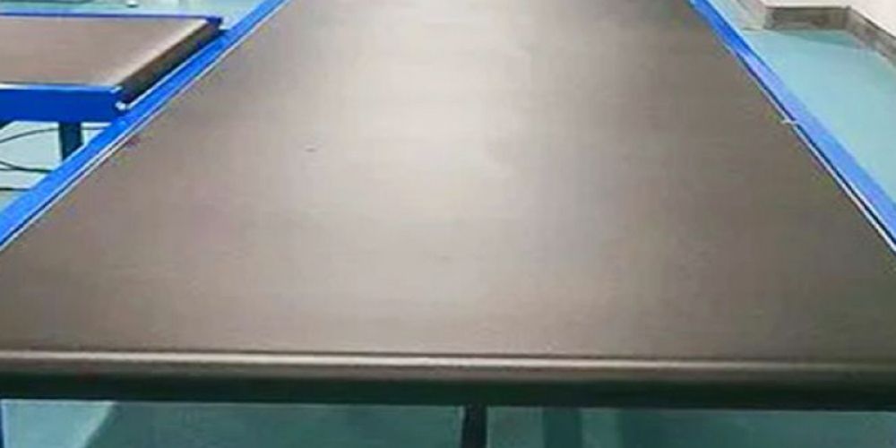 What are the applications of lightweight conveyor belts in the logistics industry?